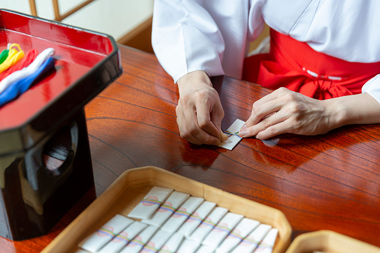 願いの糸守を奉製する巫女