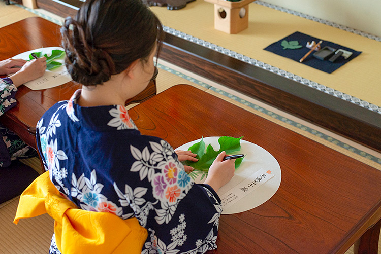 梶の葉に願い事を書く参列者